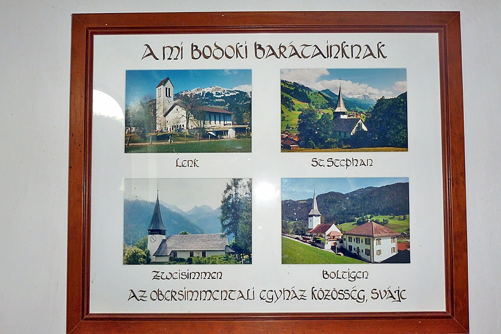 Tafel bei der Kirche in Bodok